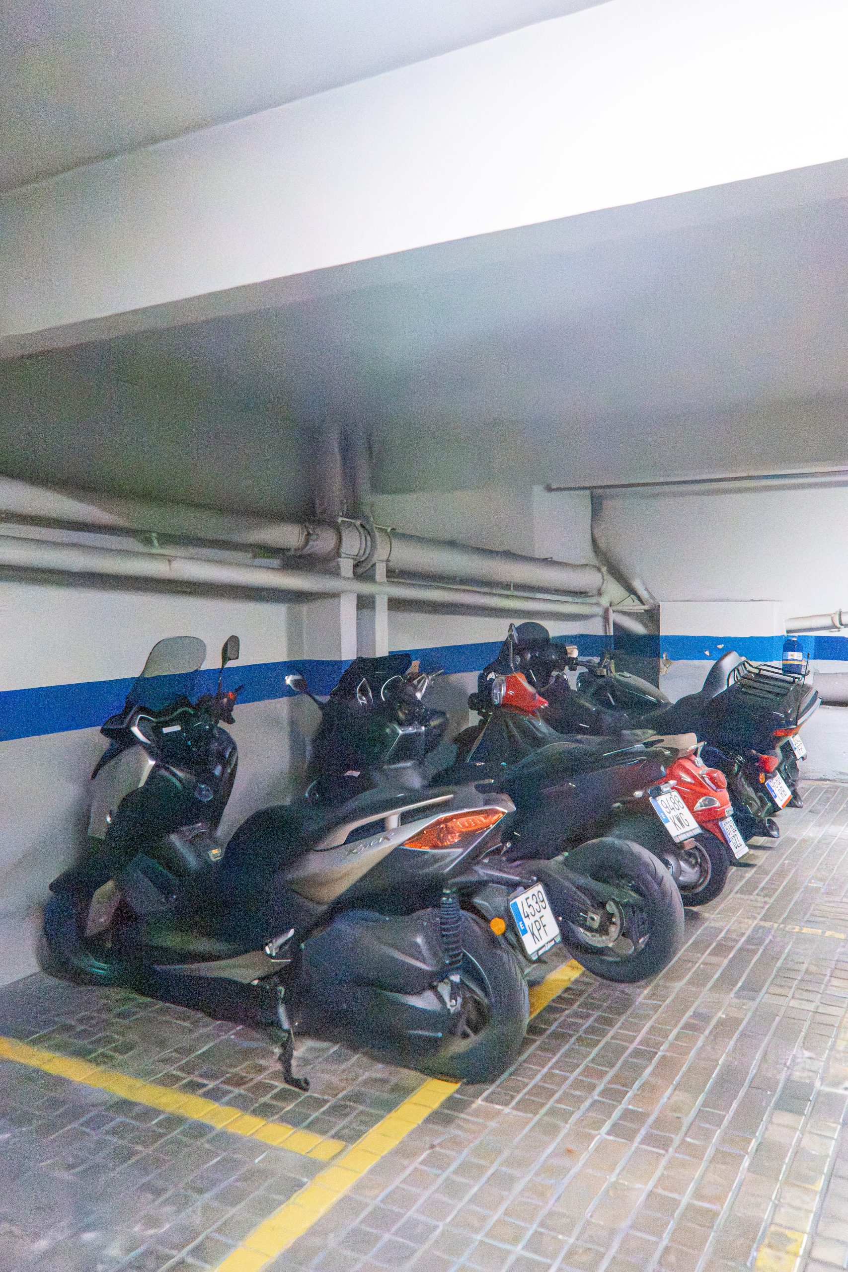 Fila de motocicletas en el aparcamiento cubierto de Parking Príncipe de Asturias