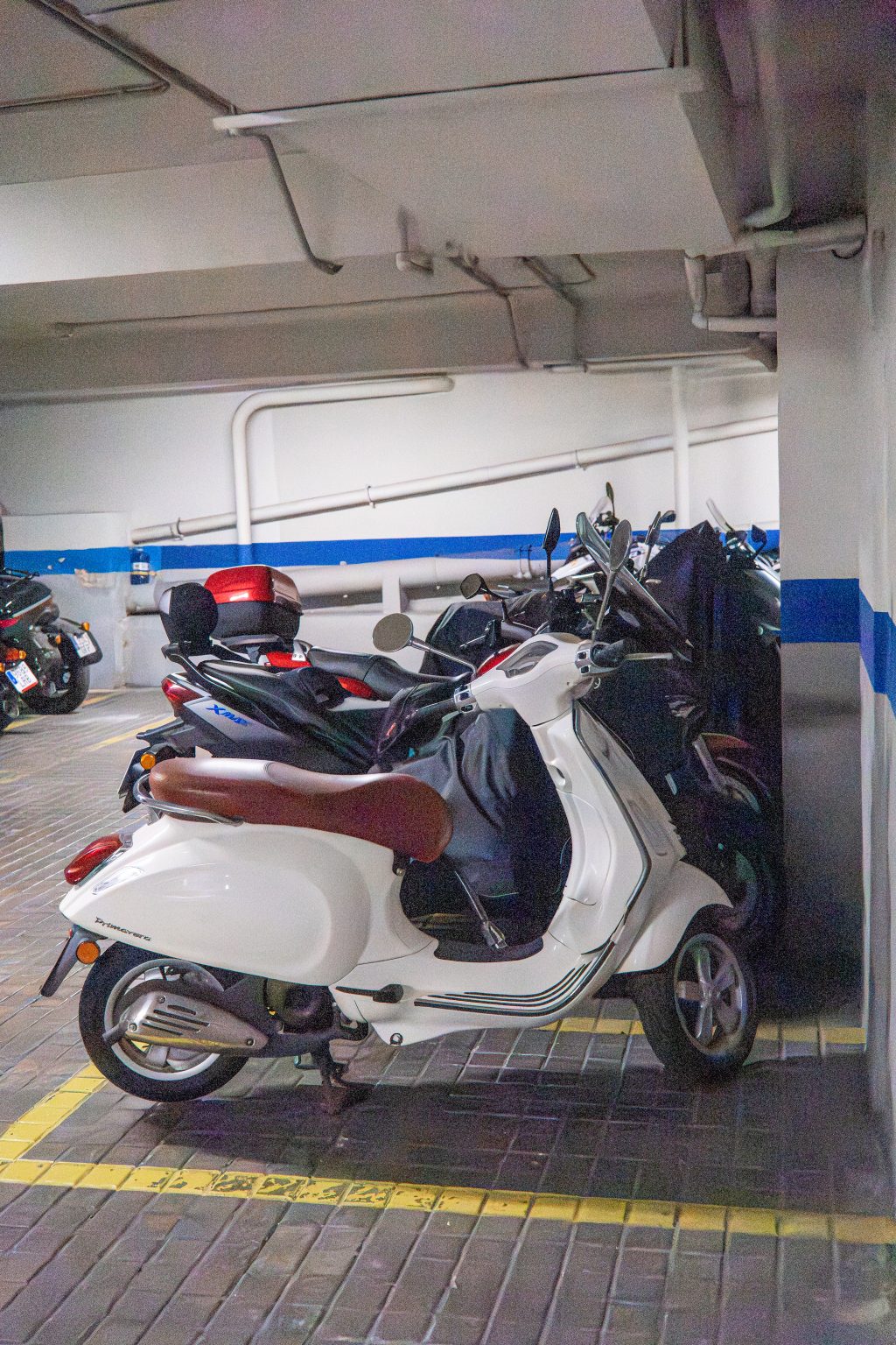 Motos estacionadas dentro de Parking Príncipe de Asturias en Madrid