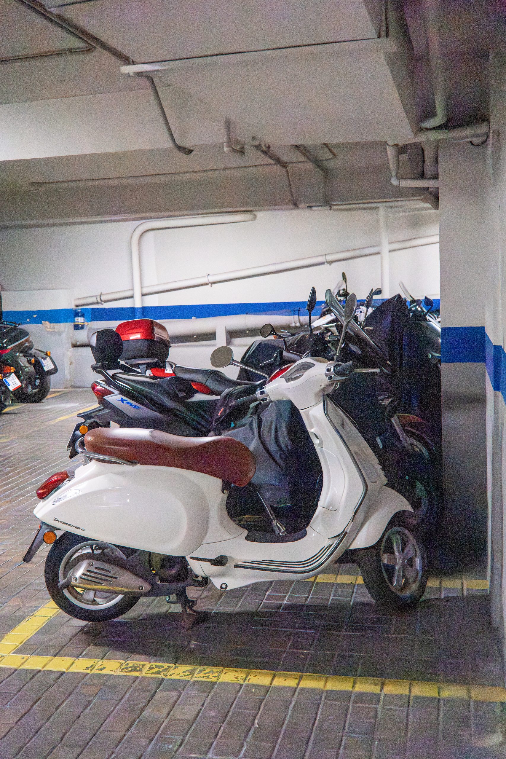 Motos estacionadas dentro de Parking Príncipe de Asturias en Madrid